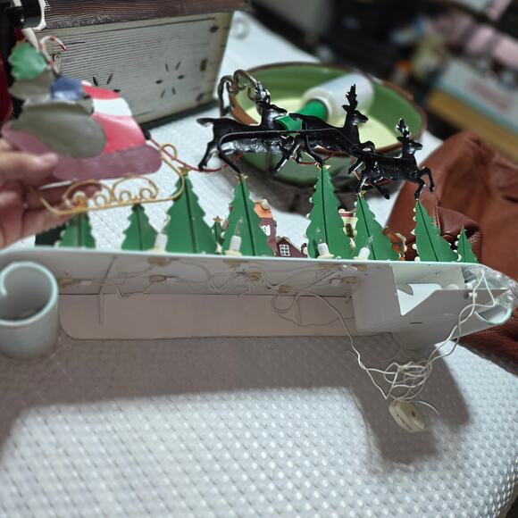 TIN LIGHTED CHRISTMAS VILLAGE HOLIDAY DECORATION - Picture 3 of 4